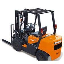 專業供應與租賃服務 韓國斗山、日本三菱叉車及卡斯卡特貨叉全解析